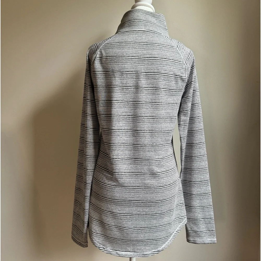 Under Armour Zinger Women's Pullover Wrap‎ Neck Long Sleeve Shirt Size Small